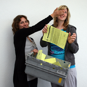 Janine Anliker (Redaktion) und Delona Steiner (Sekretariat) ziehen  die Gewinner